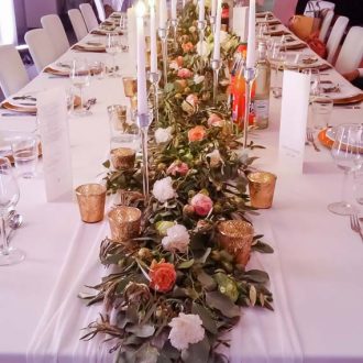 Brautpaartisch mit Blumengirlande, Trendy Greenery Wedding