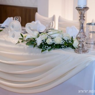 Brauttisch creme-weiß, Blumengestecke, bauernsilberne Kerzenständer