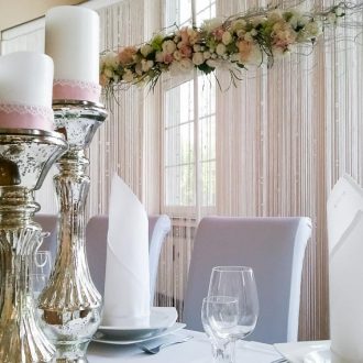 Brauttisch - Hintergrund mit Fadenvorhang und Blumen