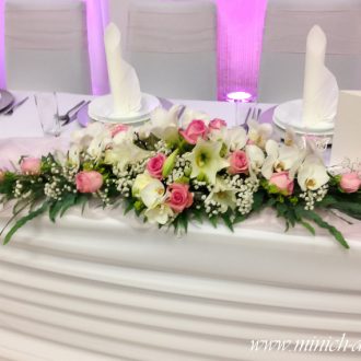 Brauttischgesteck flach länglich mit Rosen, Lilien und Orchideen