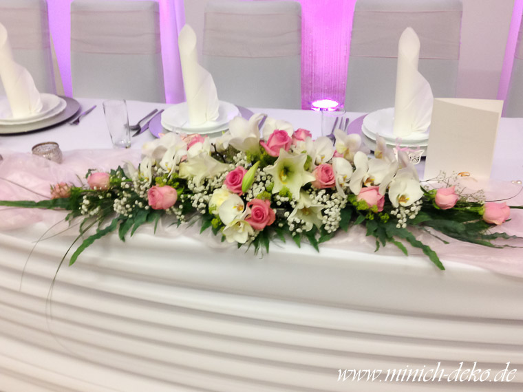 Brauttischgesteck flach länglich mit Rosen, Lilien und Orchideen