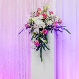 weiße Säule mit Blumen-Gesteck, Brauttischhintergrund