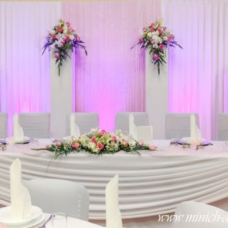 Brauttisch mit Hintergrund und Blumendeko