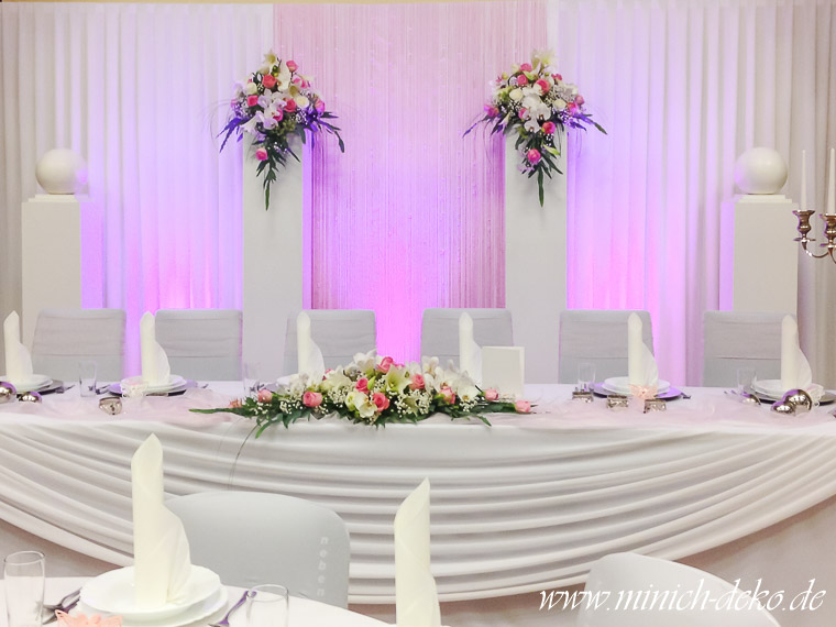 Brauttisch mit Hintergrund und Blumendeko